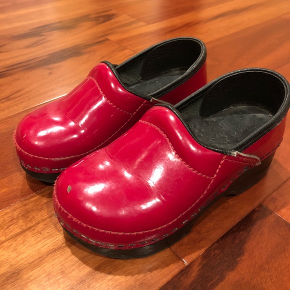 dansko youth clogs